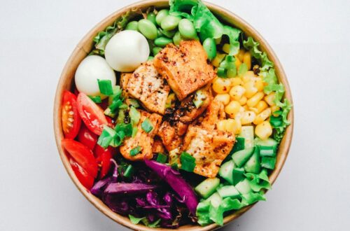 vegetable and meat on bowl